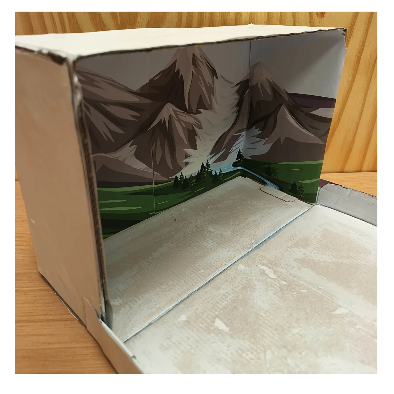 Unión del fondo de montañas con los laterales interiores del diorama