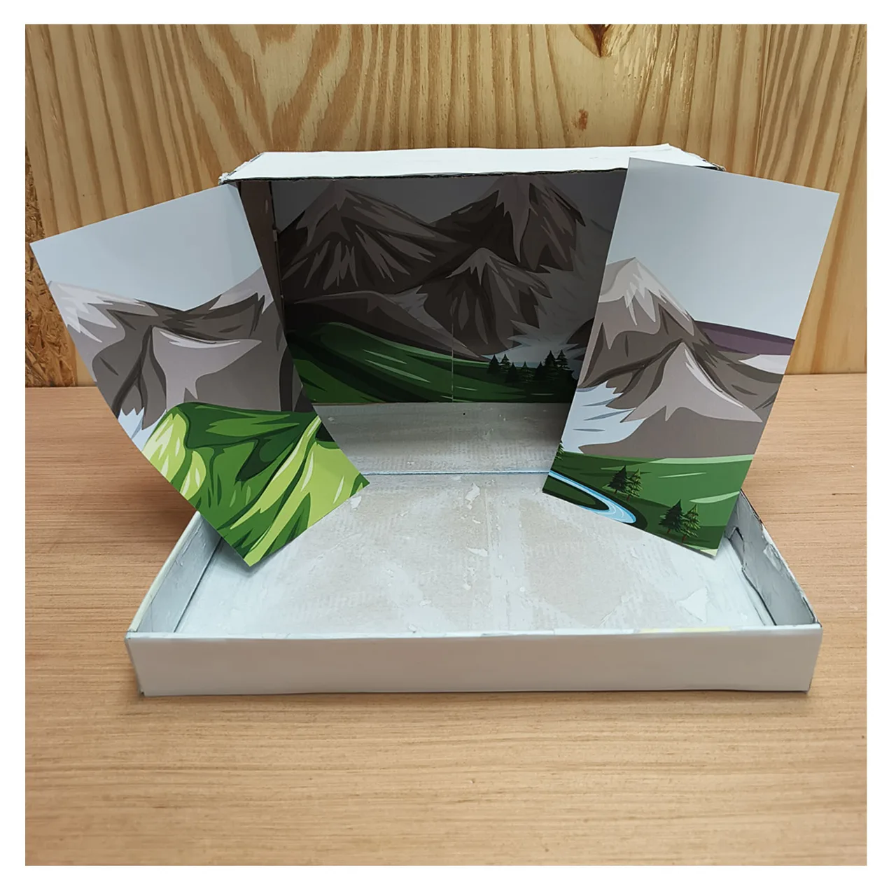 Caja de cartón preparada para construir una maqueta escolar del ciclo del agua