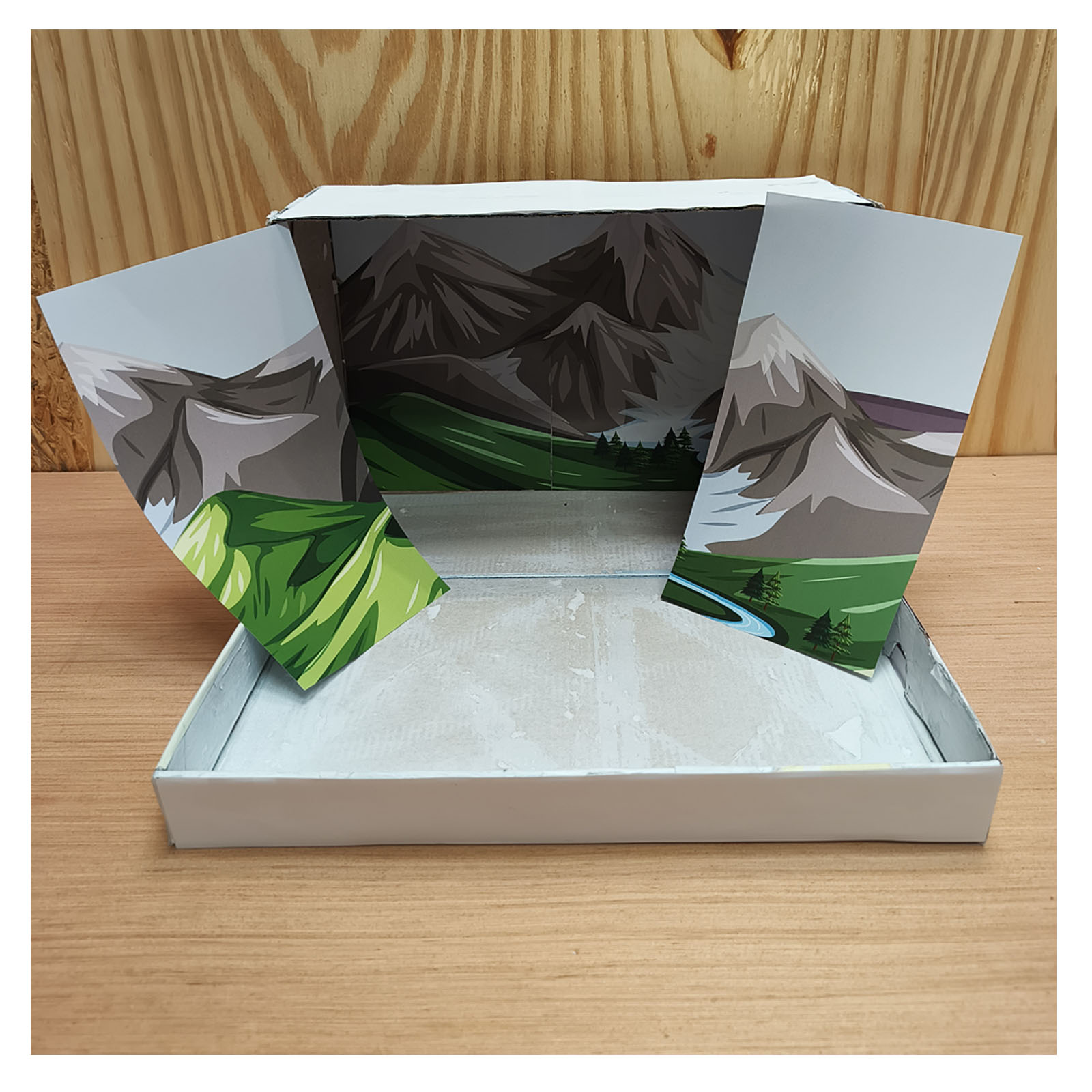 Caja de cartón preparada para construir una maqueta escolar del ciclo del agua