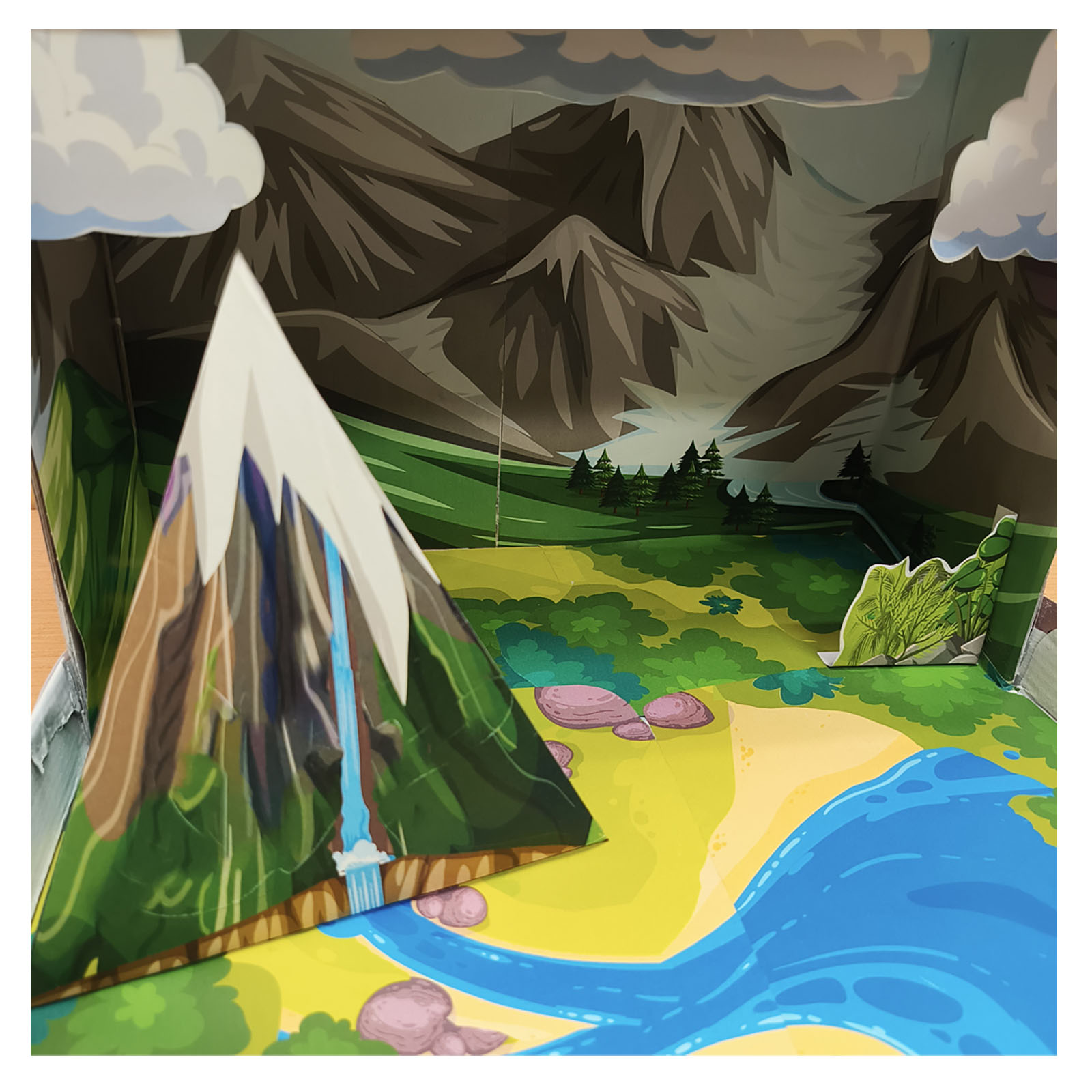 Maqueta del ciclo del agua durante la construcción con montaña río y paisaje de papel