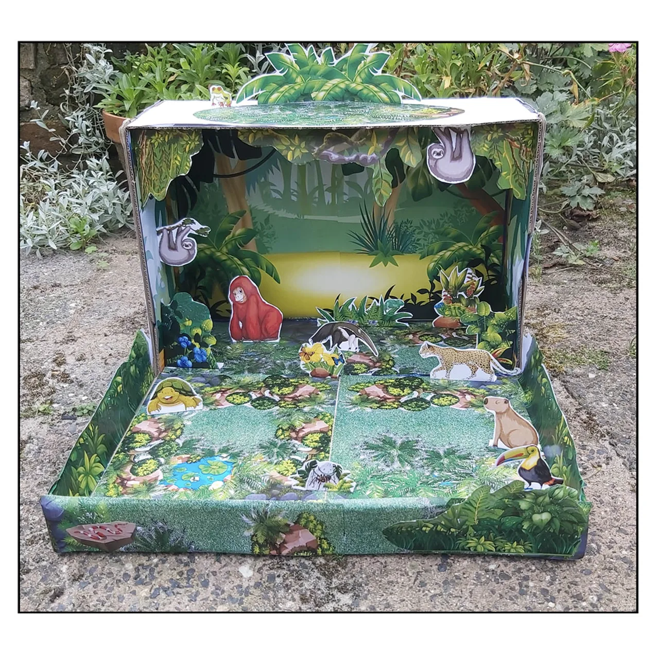 Maqueta de selva tropical fácil con plantas y animales de papel