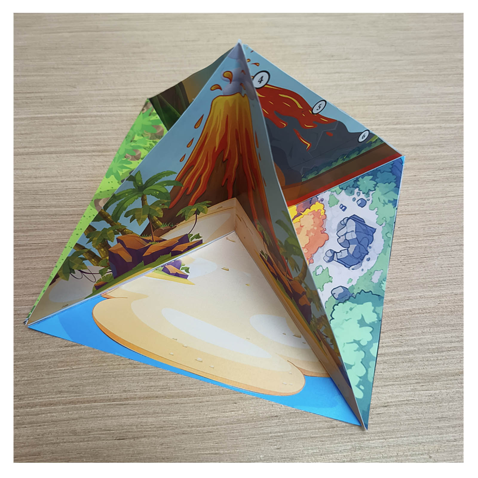 Maqueta de volcán 3D de papel formada por cuatro secciones triangulares para un proyecto escolar