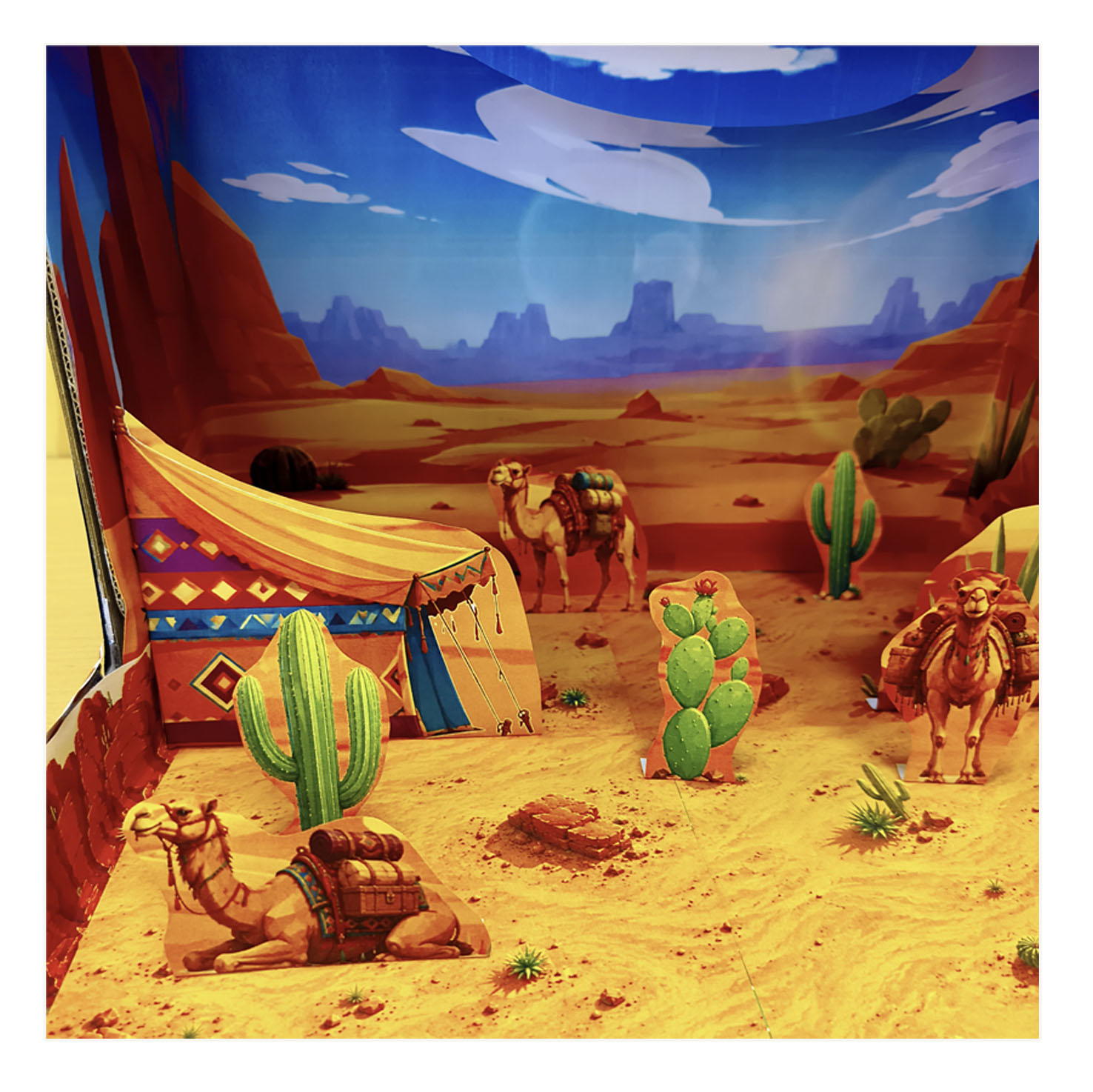 Maqueta del desierto con camellos cactus tienda y plantas de papel dentro de una caja