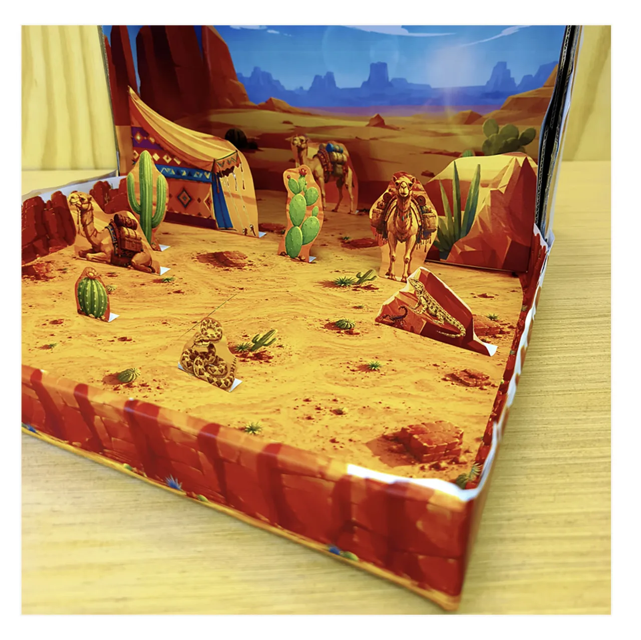 Maqueta del desierto para niños con animales cactus y paisaje de papel en 3D
