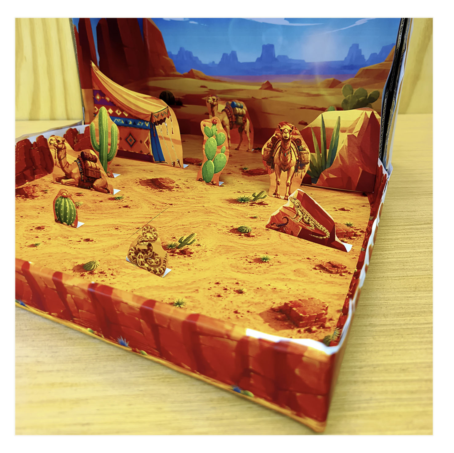 Maqueta del desierto para niños con animales cactus y paisaje de papel en 3D