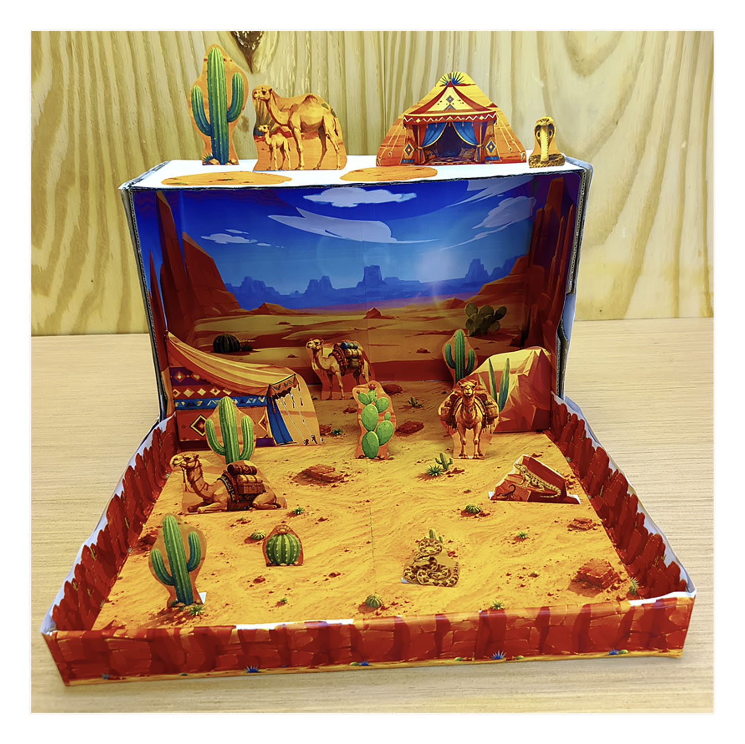 Maqueta del desierto con camellos, tiendas, plantas y dunas de papel