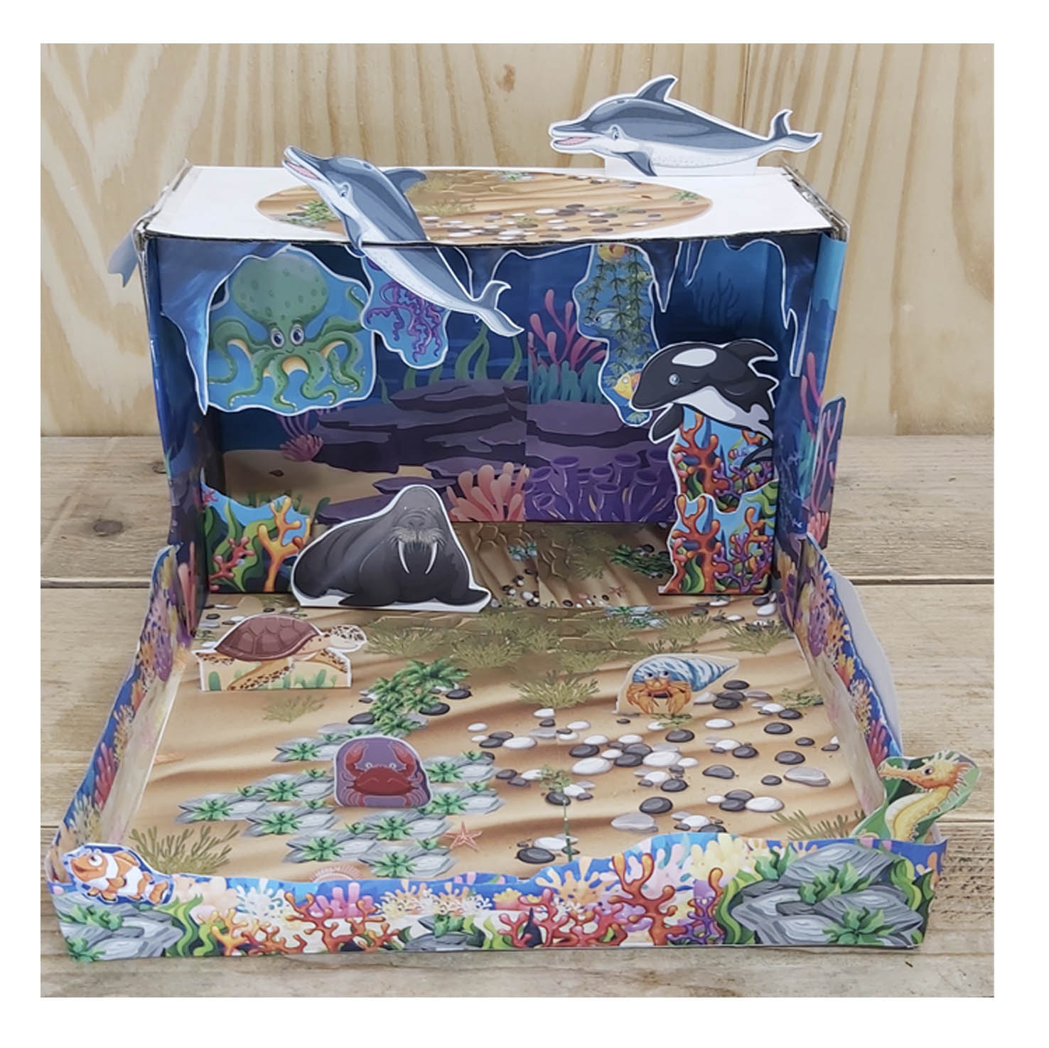 Maqueta de ecosistema acuático del océano con peces, corales y paisaje submarino de papel